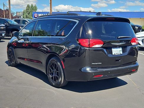 Used 2018 Chrysler Pacifica L FWD image 4