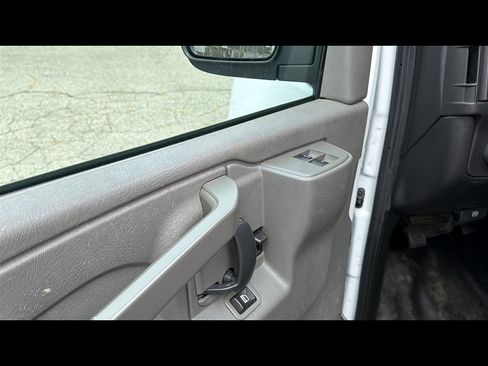 Used 2018 Chevrolet Express 2500 w/ Driver Convenience Package RWD image 7