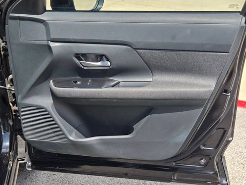 Used 2025 Nissan Kicks SV FWD image 25