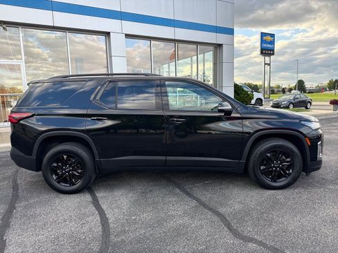 Used 2023 Chevrolet Traverse LT FWD image 2
