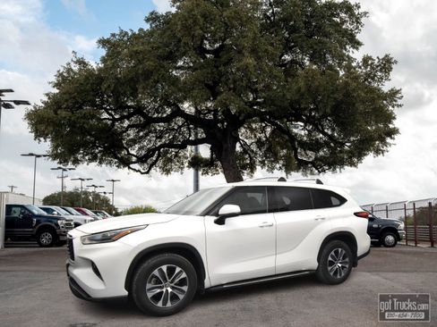 Used 2021 Toyota Highlander XLE AWD/4WD image 1