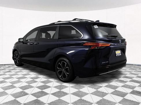 Used 2025 Toyota Sienna Platinum AWD/4WD image 16