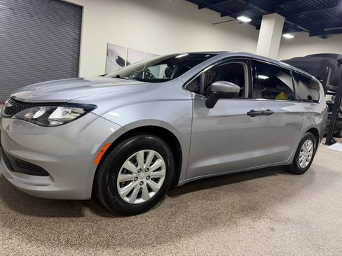 Used 2021 Chrysler Voyager L FWD image 10