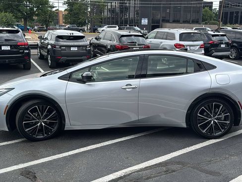 Used 2024 Toyota Prius XLE FWD image 6