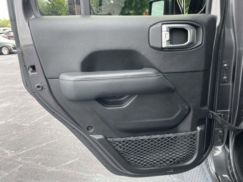 Used 2019 Jeep Wrangler Unlimited Sahara AWD/4WD image 11
