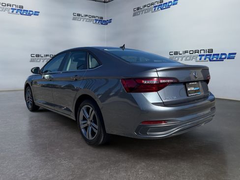 Used 2024 Volkswagen Jetta SE FWD image 7