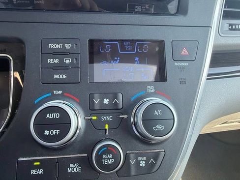 Used 2017 Toyota Sienna XLE Premium FWD image 24
