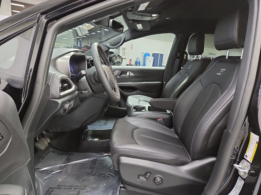 New 2026 Chrysler Pacifica Select w/ S Appearance Package FWD image 9