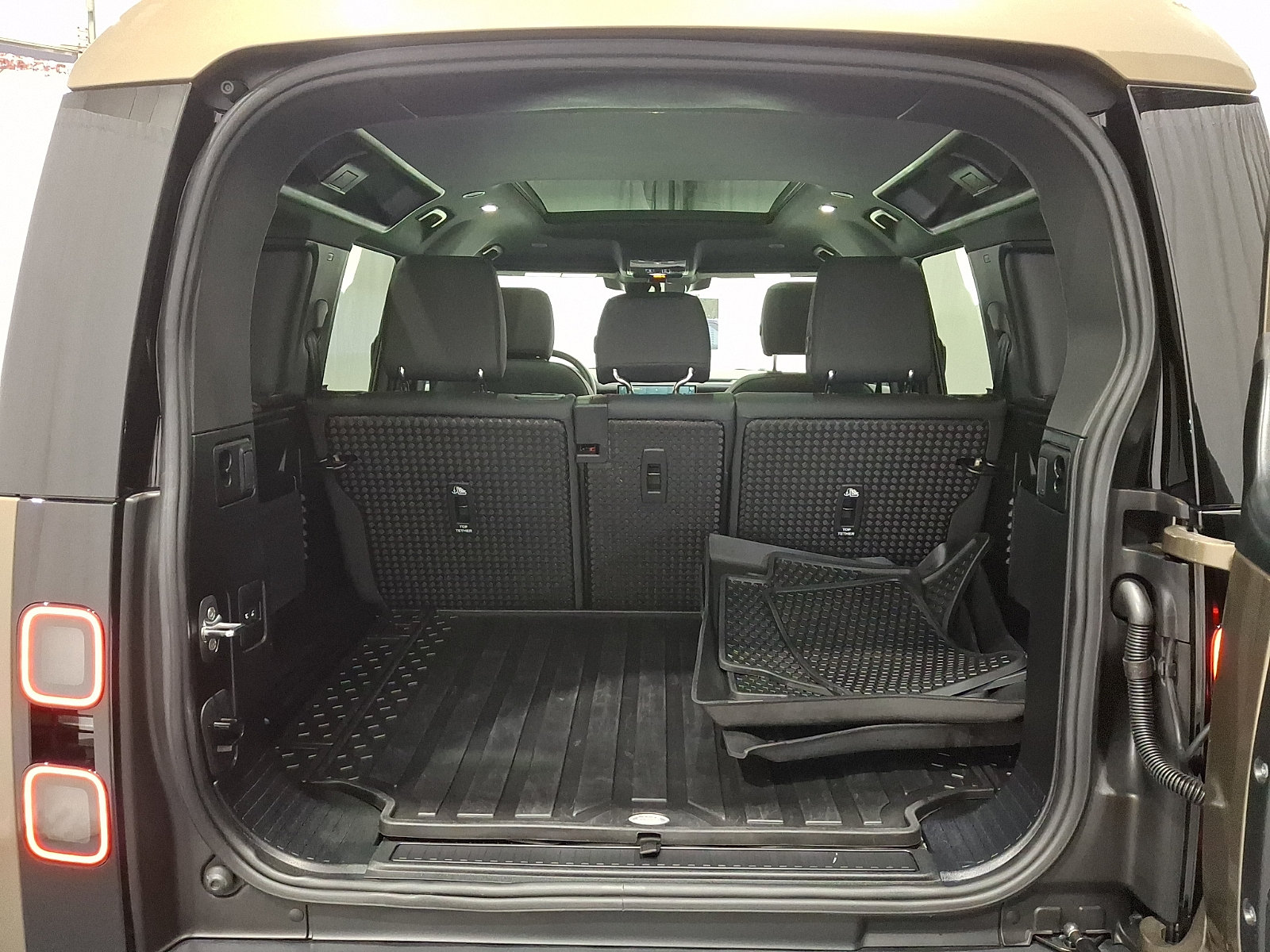 Certified 2026 Land Rover Defender 110 S AWD/4WD image 28