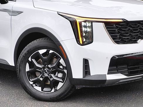 Used 2024 Kia Sorento S image 4