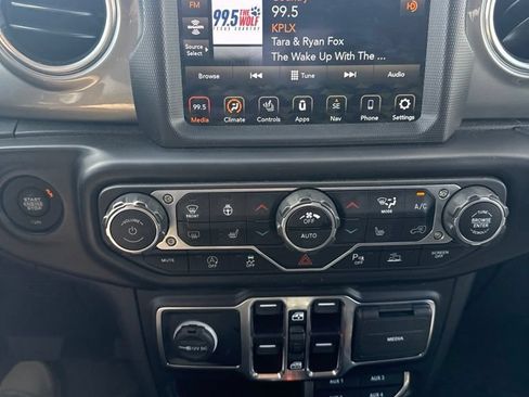 Used 2022 Jeep Gladiator Overland w/ Cold Weather Group AWD/4WD image 28