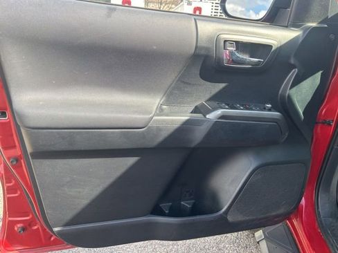 Used 2018 Toyota Tacoma TRD Sport image 11