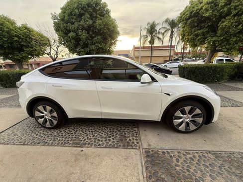 Used 2021 Tesla Model Y Long Range image 4
