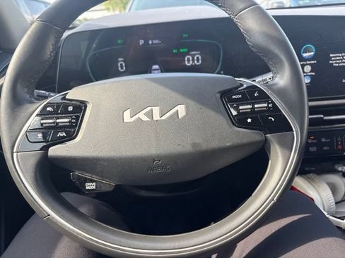 Used 2023 Kia Niro EX FWD image 6