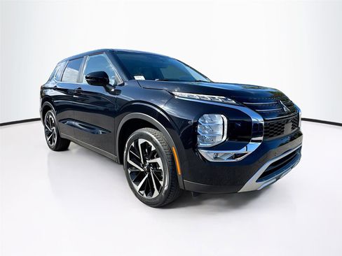 Used 2022 Mitsubishi Outlander SE image 1