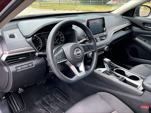 Used 2024 Nissan Altima 2.5 SV FWD image 13