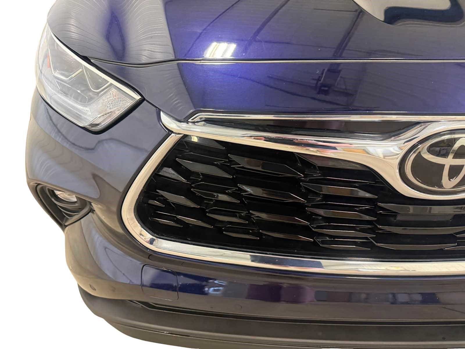 Certified 2021 Toyota Highlander Limited AWD/4WD image 4