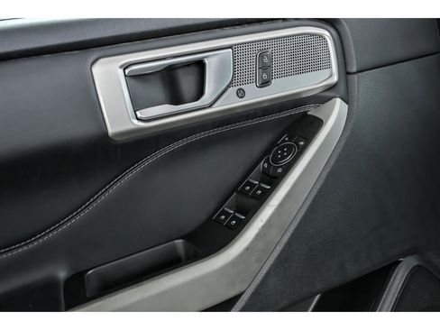 Used 2023 Ford Explorer Limited AWD/4WD image 9