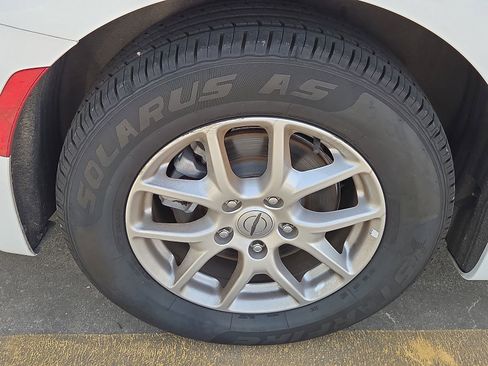 Used 2025 Chrysler Pacifica Select FWD image 5
