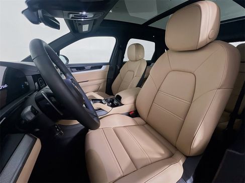 New 2026 Porsche Cayenne Base image 5