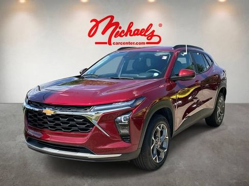 Used 2025 Chevrolet Trax LT w/ LT Convenience Package FWD image 5