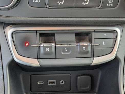 Used 2024 GMC Terrain SLE image 25