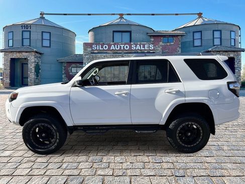 Used 2018 Toyota 4Runner SR5 AWD/4WD image 2