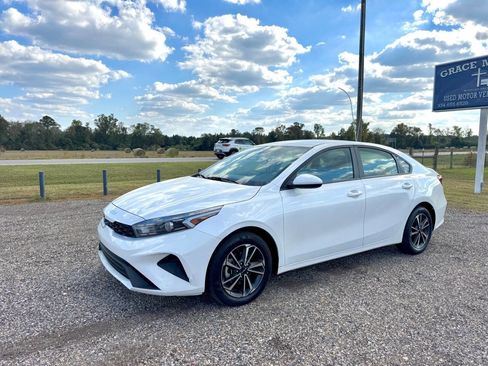 Used 2024 Kia Forte LXS image 2