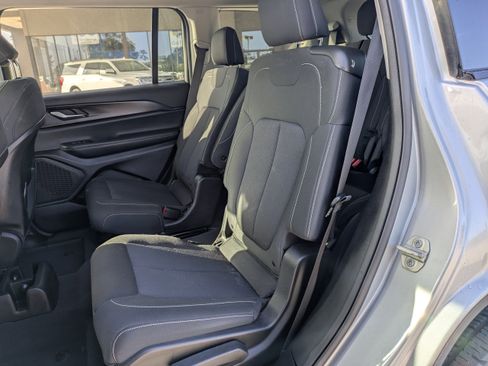 Used 2023 Jeep Grand Cherokee L Laredo image 14