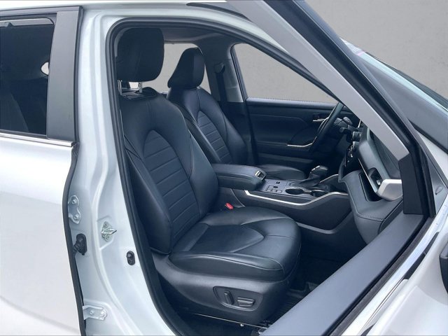 Used 2024 Toyota Highlander XLE FWD image 7