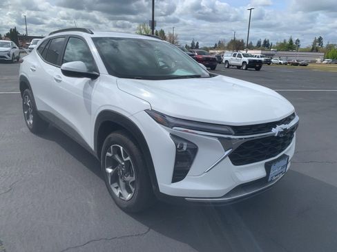 Used 2025 Chevrolet Trax LT w/ LT Convenience Package image 5