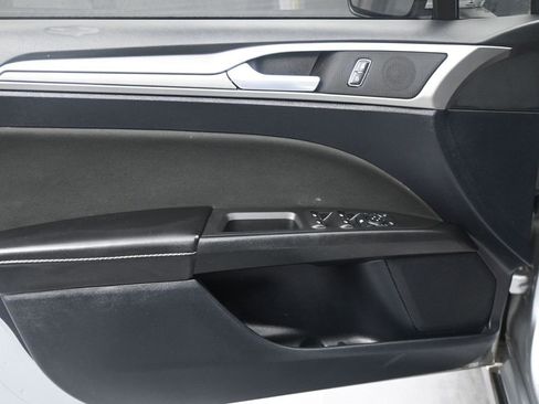 Used 2020 Ford Fusion SE image 9