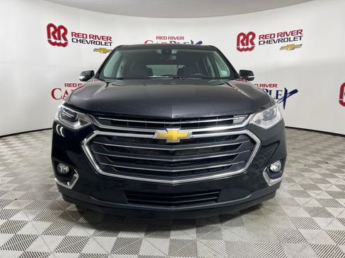 Used 2020 Chevrolet Traverse LT image 2