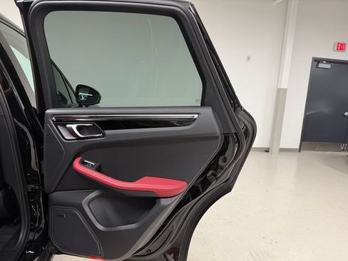 Certified 2026 Porsche Macan AWD/4WD image 35