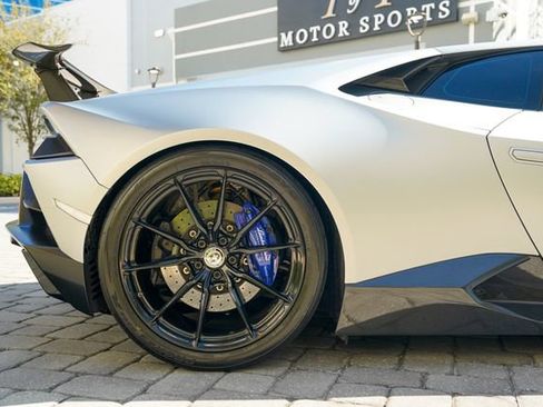 Used 2020 Lamborghini Huracan EVO image 27