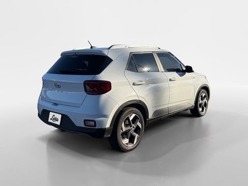 Used 2024 Hyundai Venue SEL image 2