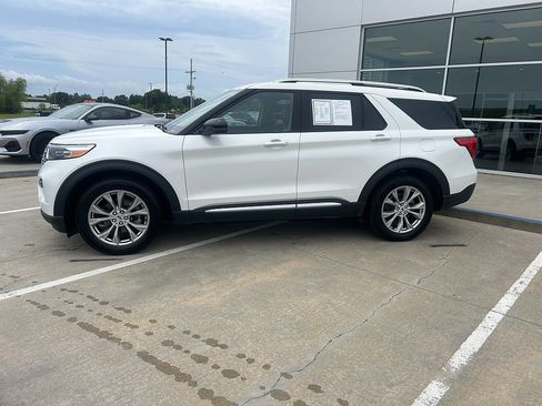 Used 2024 Ford Explorer Limited w/ Limited Technology Package AWD/4WD image 2