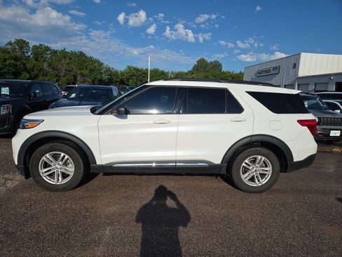 Used 2024 Ford Explorer XLT w/ Equipment Group 202A AWD/4WD image 6
