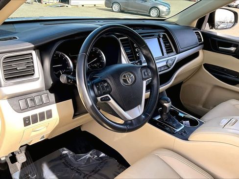 Used 2017 Toyota Highlander XLE image 17