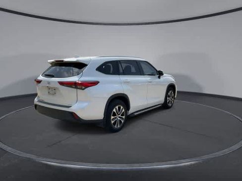 Used 2022 Toyota Highlander XLE FWD image 8