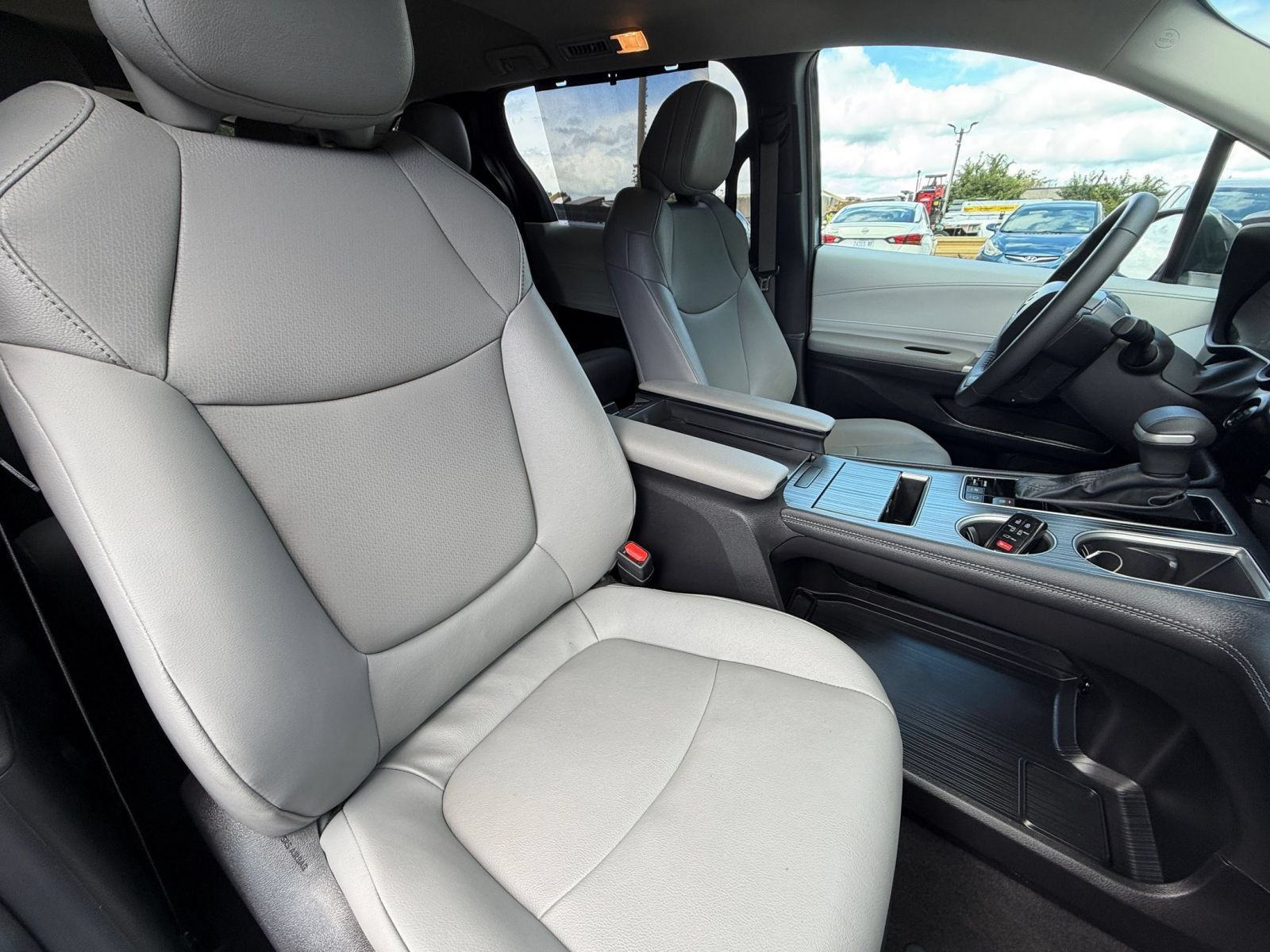 Used 2025 Toyota Sienna XLE FWD image 38
