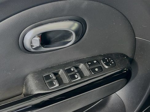 Used 2018 Kia Soul + FWD image 10