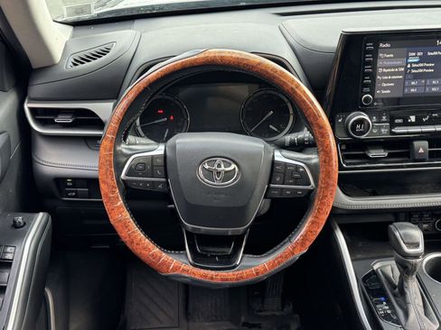 Used 2020 Toyota Highlander XLE image 14