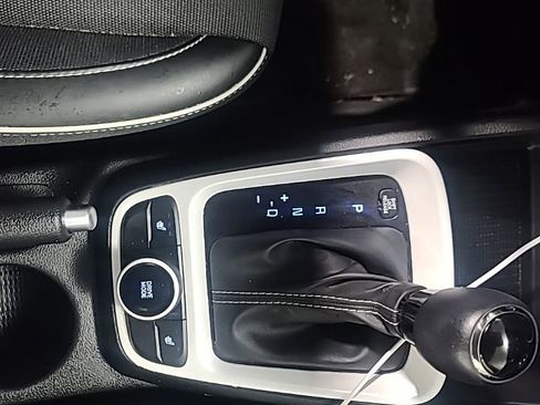 Used 2022 Hyundai Venue Limited image 12