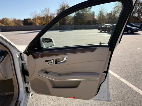 Used 2014 Mercedes-Benz E 350 4MATIC Sedan image 23