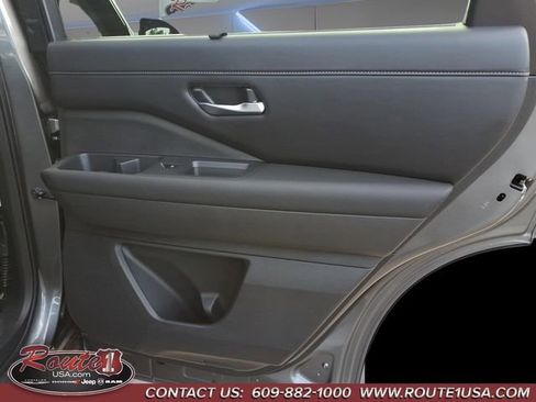Used 2025 Nissan Pathfinder SL FWD image 16