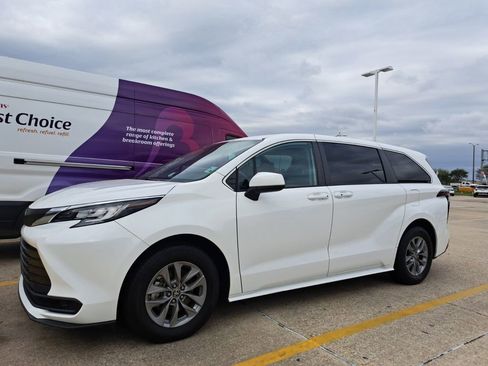 Used 2023 Toyota Sienna LE image 1