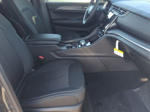 Used 2025 Jeep Grand Cherokee Laredo image 21