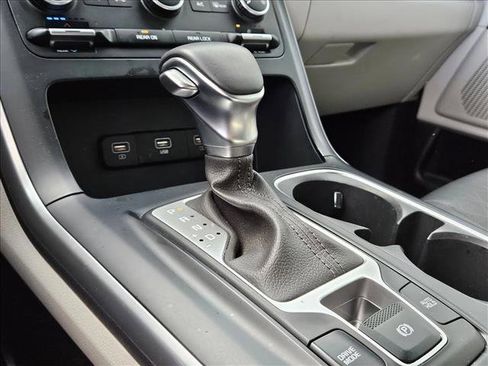 Used 2024 Kia Carnival LX image 11