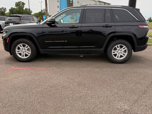 Used 2024 Jeep Grand Cherokee Laredo RWD image 2